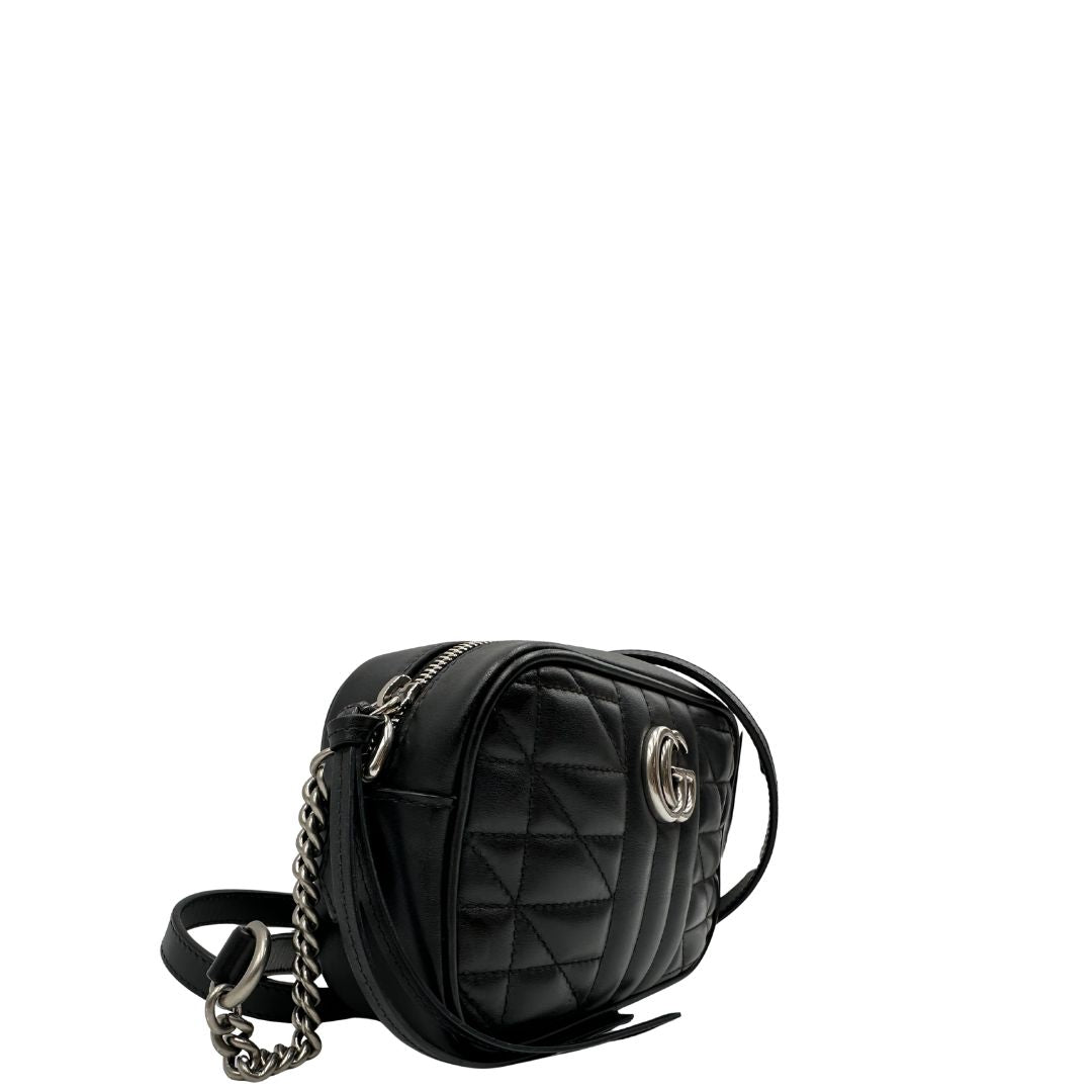 Laterale, Mini bag Gucci Marmont in pelle nera nella misura piccola, con hardware argentato, indossabile a tracolla. Originale, usata, di lusso, in ottime condizioni.