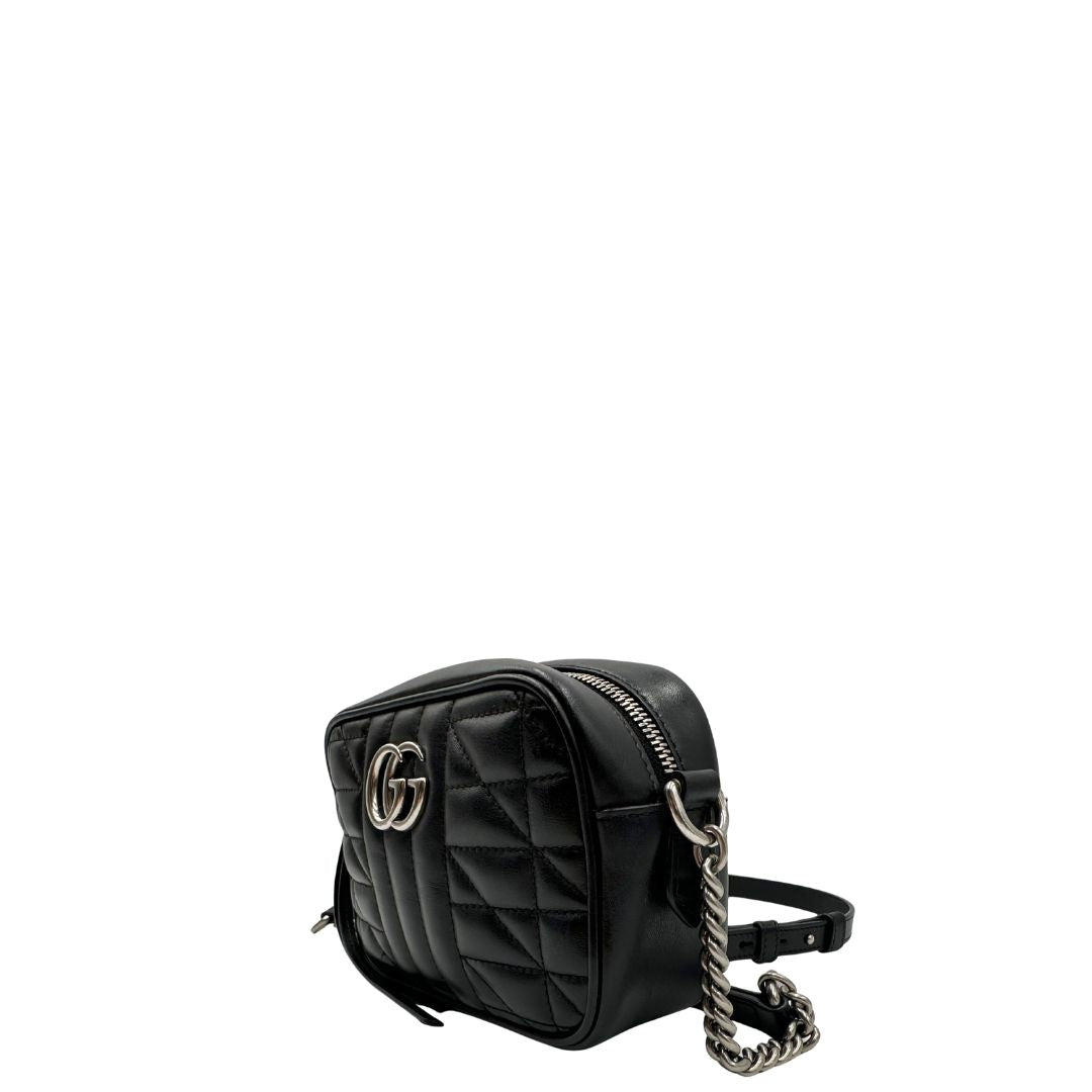 Laterale, Mini bag Gucci Marmont in pelle nera nella misura piccola, con hardware argentato, indossabile a tracolla. Originale, usata, di lusso, in ottime condizioni.