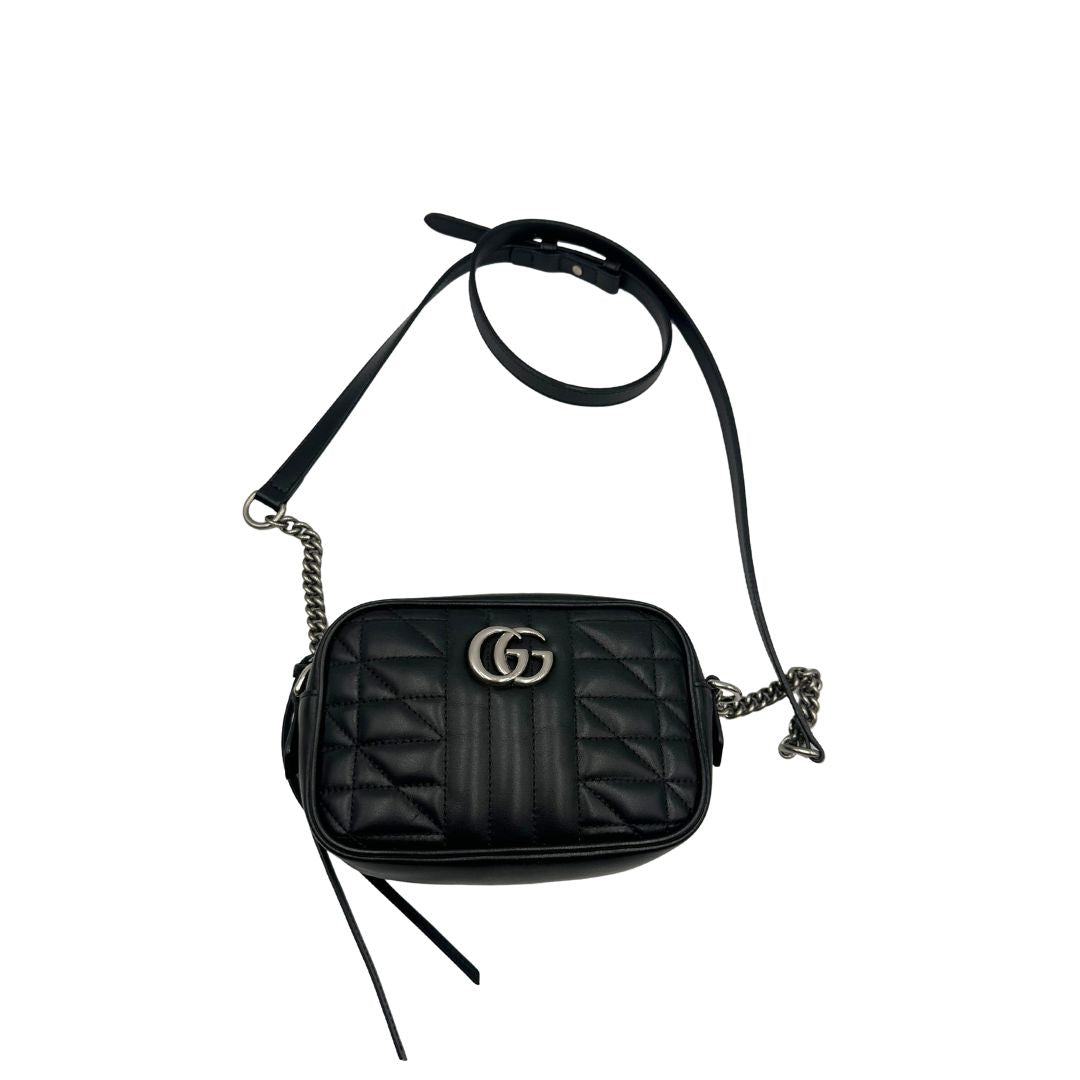  Mini bag Gucci Marmont in pelle nera nella misura piccola, con hardware argentato, indossabile a tracolla. Originale, usata, di lusso, in ottime condizioni.