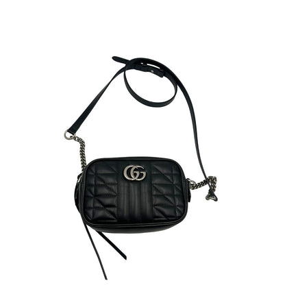  Mini bag Gucci Marmont in pelle nera nella misura piccola, con hardware argentato, indossabile a tracolla. Originale, usata, di lusso, in ottime condizioni.