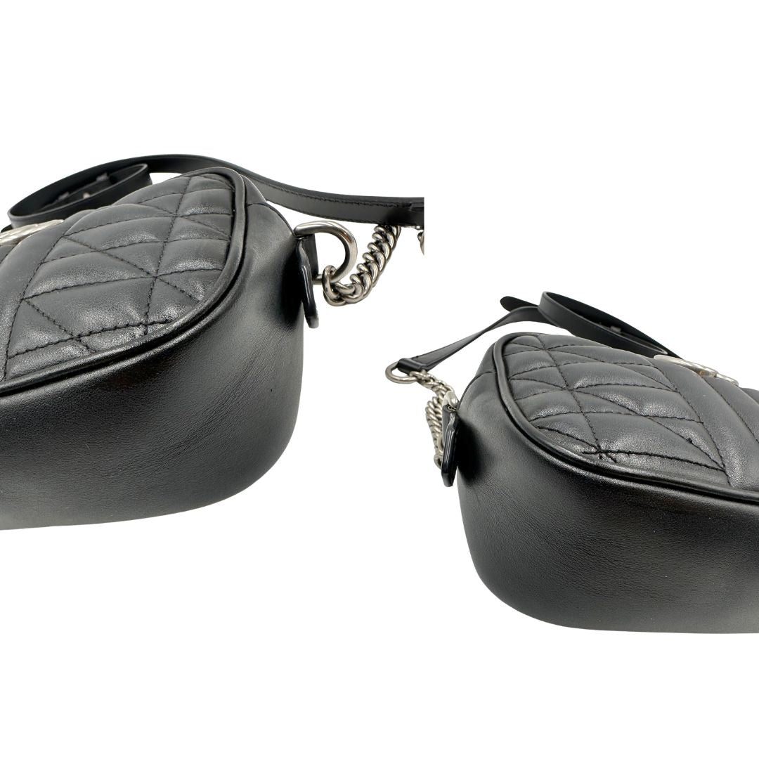 Angoli, Mini bag Gucci Marmont in pelle nera nella misura piccola, con hardware argentato, indossabile a tracolla. Originale, usata, di lusso, in ottime condizioni.