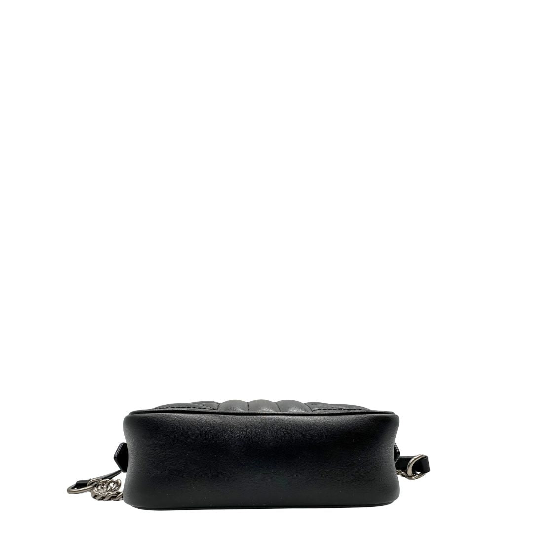 Base, Mini bag Gucci Marmont in pelle nera nella misura piccola, con hardware argentato, indossabile a tracolla. Originale, usata, di lusso, in ottime condizioni.