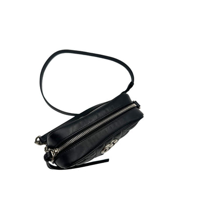 Chiusura, Mini bag Gucci Marmont in pelle nera nella misura piccola, con hardware argentato, indossabile a tracolla. Originale, usata, di lusso, in ottime condizioni.