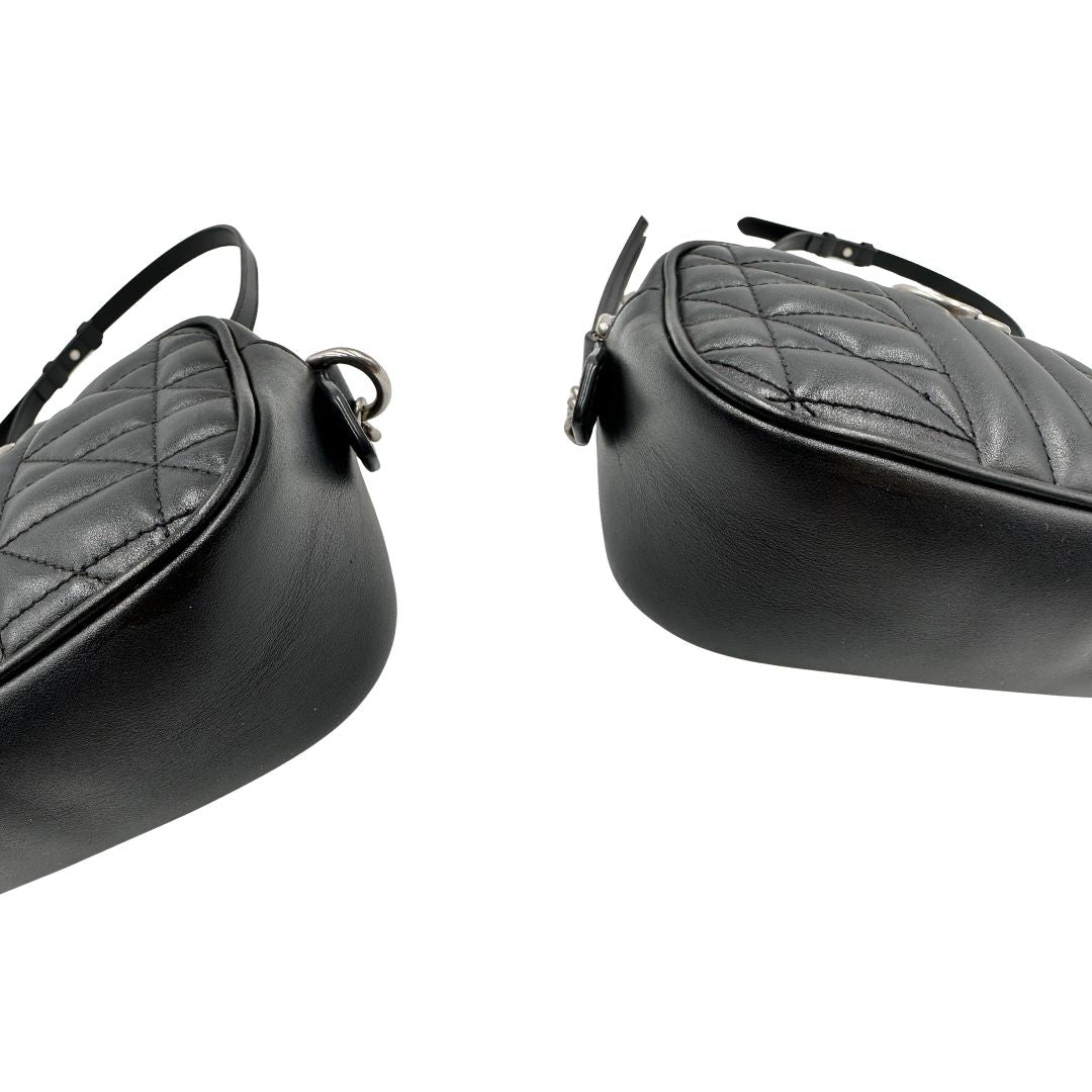  Angoli, Mini bag Gucci Marmont in pelle nera nella misura piccola, con hardware argentato, indossabile a tracolla. Originale, usata, di lusso, in ottime condizioni.