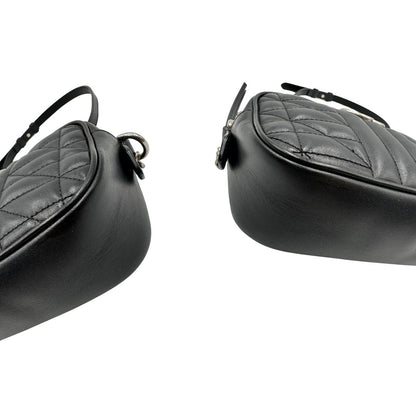  Angoli, Mini bag Gucci Marmont in pelle nera nella misura piccola, con hardware argentato, indossabile a tracolla. Originale, usata, di lusso, in ottime condizioni.