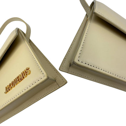 Angoli di una borsa Jacquemus nella versione Le Bambino Long in pelle beige, usata, originale, second hand, in ottime condizioni.