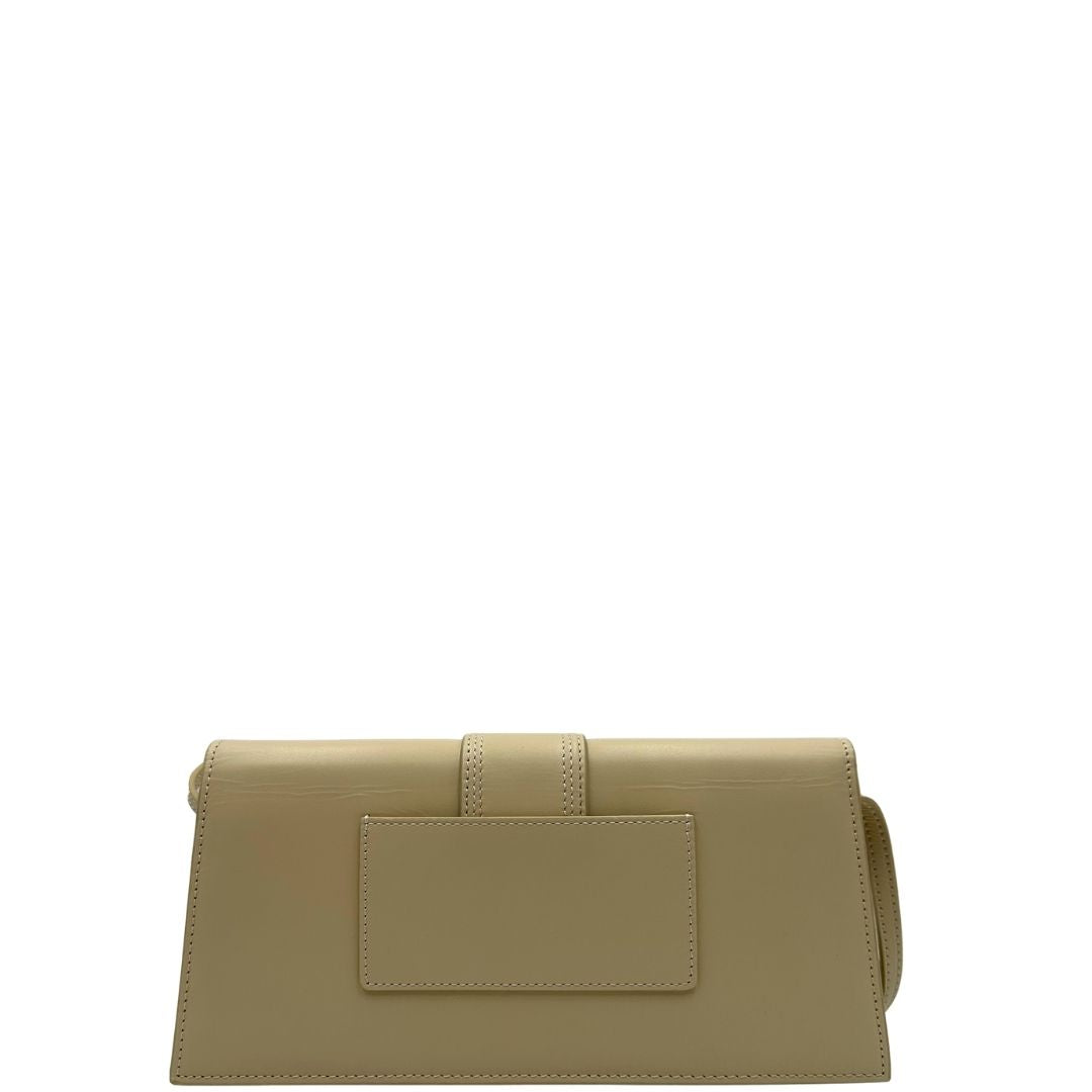 Retro di una borsa Jacquemus nella versione Le Bambino Long in pelle beige, usata, originale, second hand, in ottime condizioni.