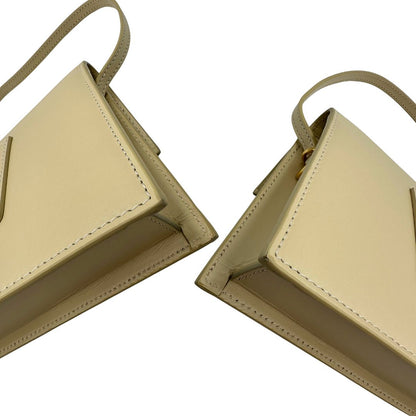 Angoli di una borsa Jacquemus nella versione Le Bambino Long in pelle beige, usata, originale, second hand, in ottime condizioni.