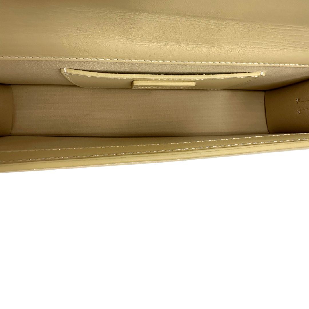 Interno di una borsa Jacquemus nella versione Le Bambino Long in pelle beige, usata, originale, second hand, in ottime condizioni.