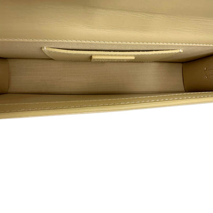 Interno di una borsa Jacquemus nella versione Le Bambino Long in pelle beige, usata, originale, second hand, in ottime condizioni.