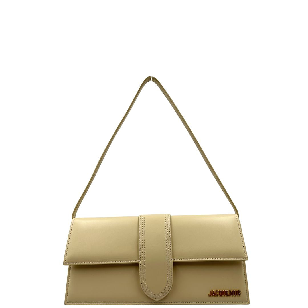 Front di una borsa Jacquemus nella versione Le Bambino Long in pelle beige, usata, originale, second hand, in ottime condizioni.