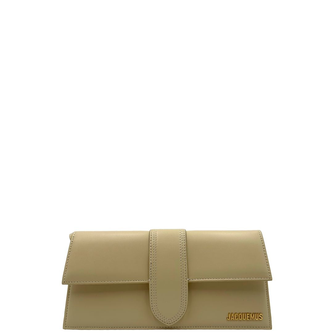 Front di una borsa Jacquemus nella versione Le Bambino Long in pelle beige, usata, originale, second hand, in ottime condizioni.