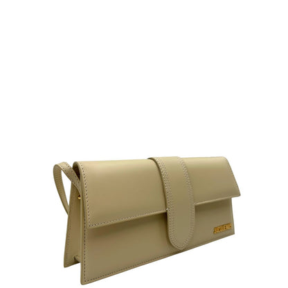 Laterale sinistro di una borsa Jacquemus nella versione Le Bambino Long in pelle beige, usata, originale, second hand, in ottime condizioni.