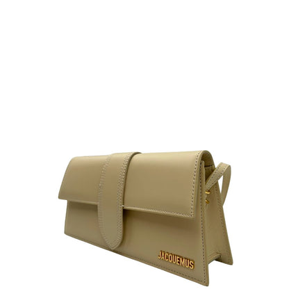 Laterale destro di una borsa Jacquemus nella versione Le Bambino Long in pelle beige, usata, originale, second hand, in ottime condizioni.