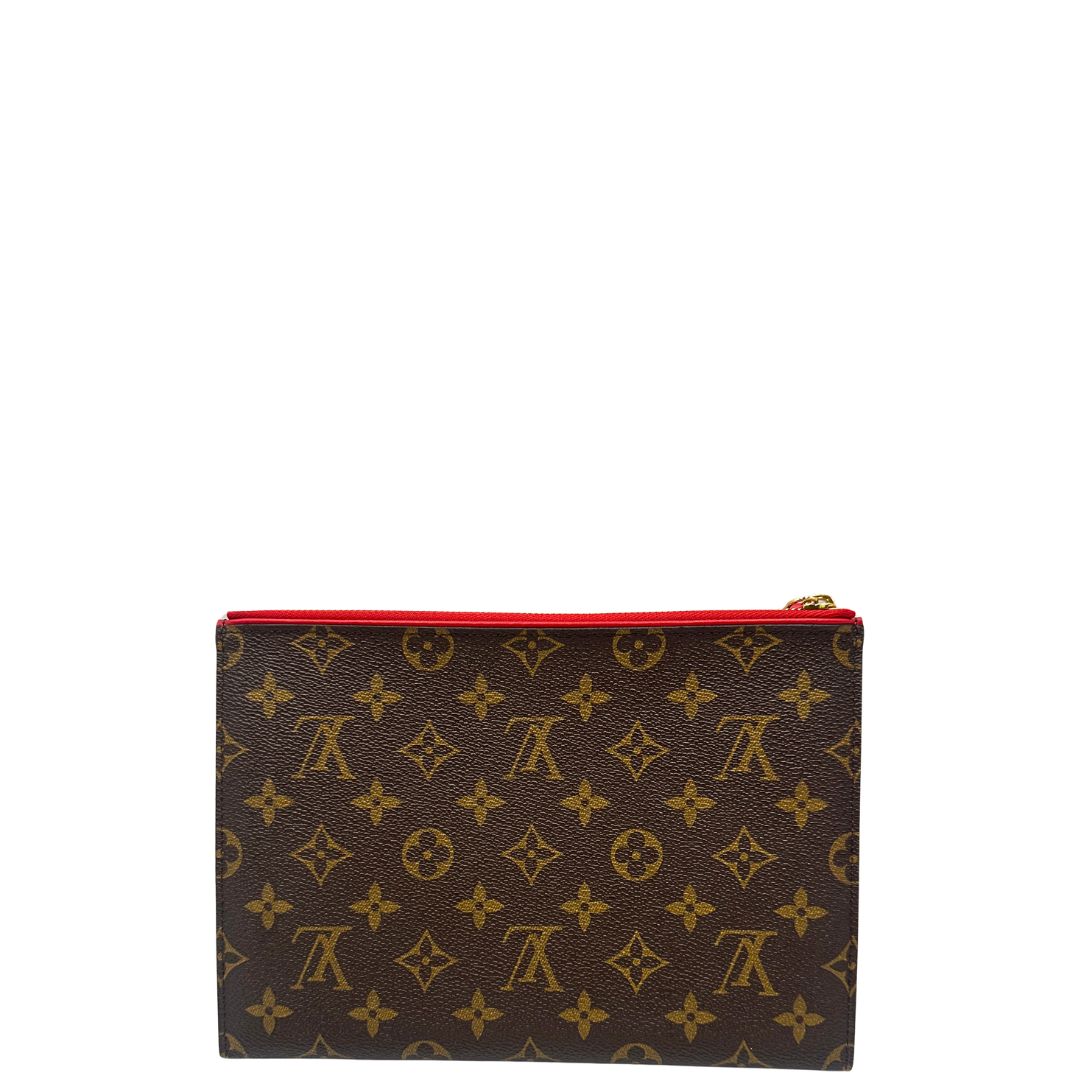 Retro di una pochette Louis Vuitton con scomparti interni portacarte, in canvas marrone monogram e dettagli rossi, con parti metalliche dorate, usata, originale, second hand, in ottime condizioni.
