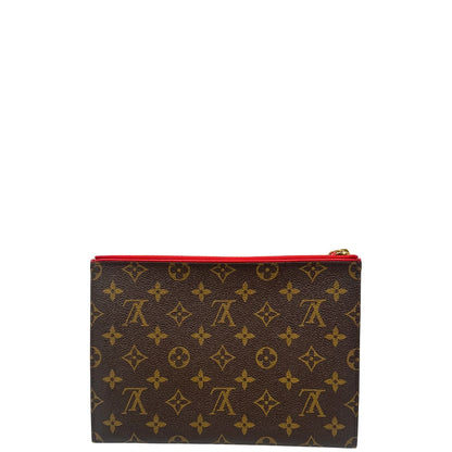 Retro di una pochette Louis Vuitton con scomparti interni portacarte, in canvas marrone monogram e dettagli rossi, con parti metalliche dorate, usata, originale, second hand, in ottime condizioni.