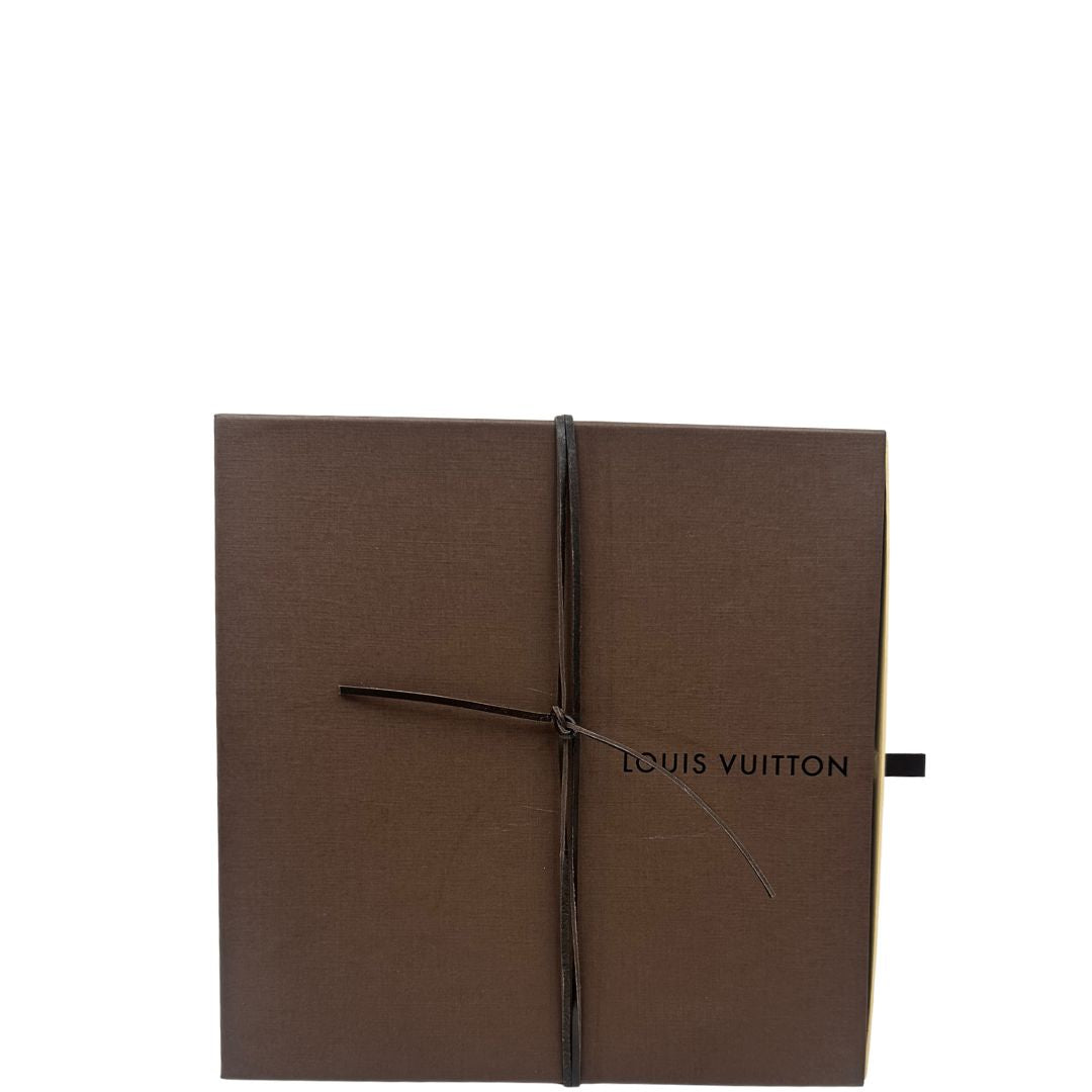 Scatola di una pochette Louis Vuitton con scomparti interni portacarte, in canvas marrone monogram e dettagli rossi, con parti metalliche dorate, usata, originale, second hand, in ottime condizioni.
