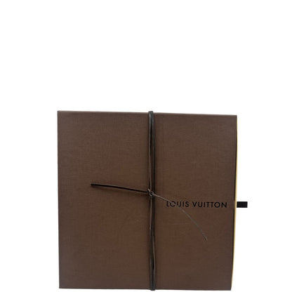 Scatola di una pochette Louis Vuitton con scomparti interni portacarte, in canvas marrone monogram e dettagli rossi, con parti metalliche dorate, usata, originale, second hand, in ottime condizioni.