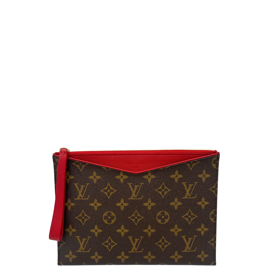 Front di una pochette Louis Vuitton con scomparti interni portacarte, in canvas marrone monogram e dettagli rossi, con parti metalliche dorate, usata, originale, second hand, in ottime condizioni.