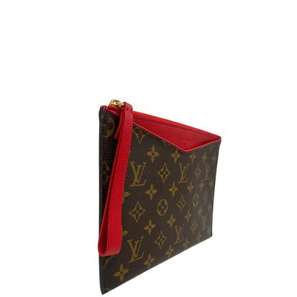 Laterale sinistro di una pochette Louis Vuitton con scomparti interni portacarte, in canvas marrone monogram e dettagli rossi, con parti metalliche dorate, usata, originale, second hand, in ottime condizioni.