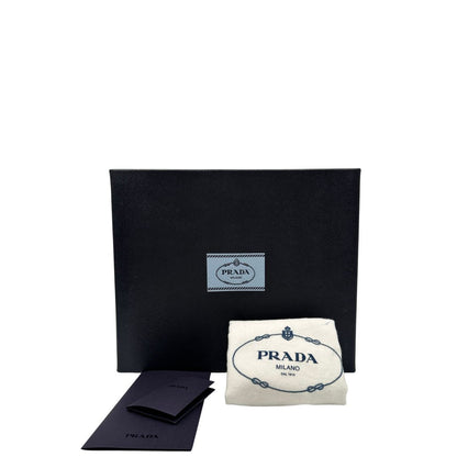 Borsa Prada in re-nylon nero con finiture in pelle saffiano tono su tono, di lusso, originale