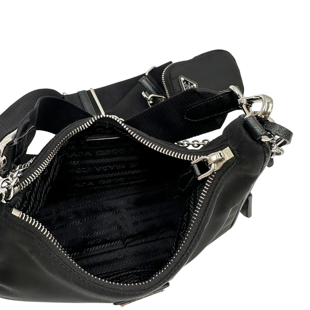 Borsa Prada in re-nylon nero con finiture in pelle saffiano tono su tono, di lusso, originale