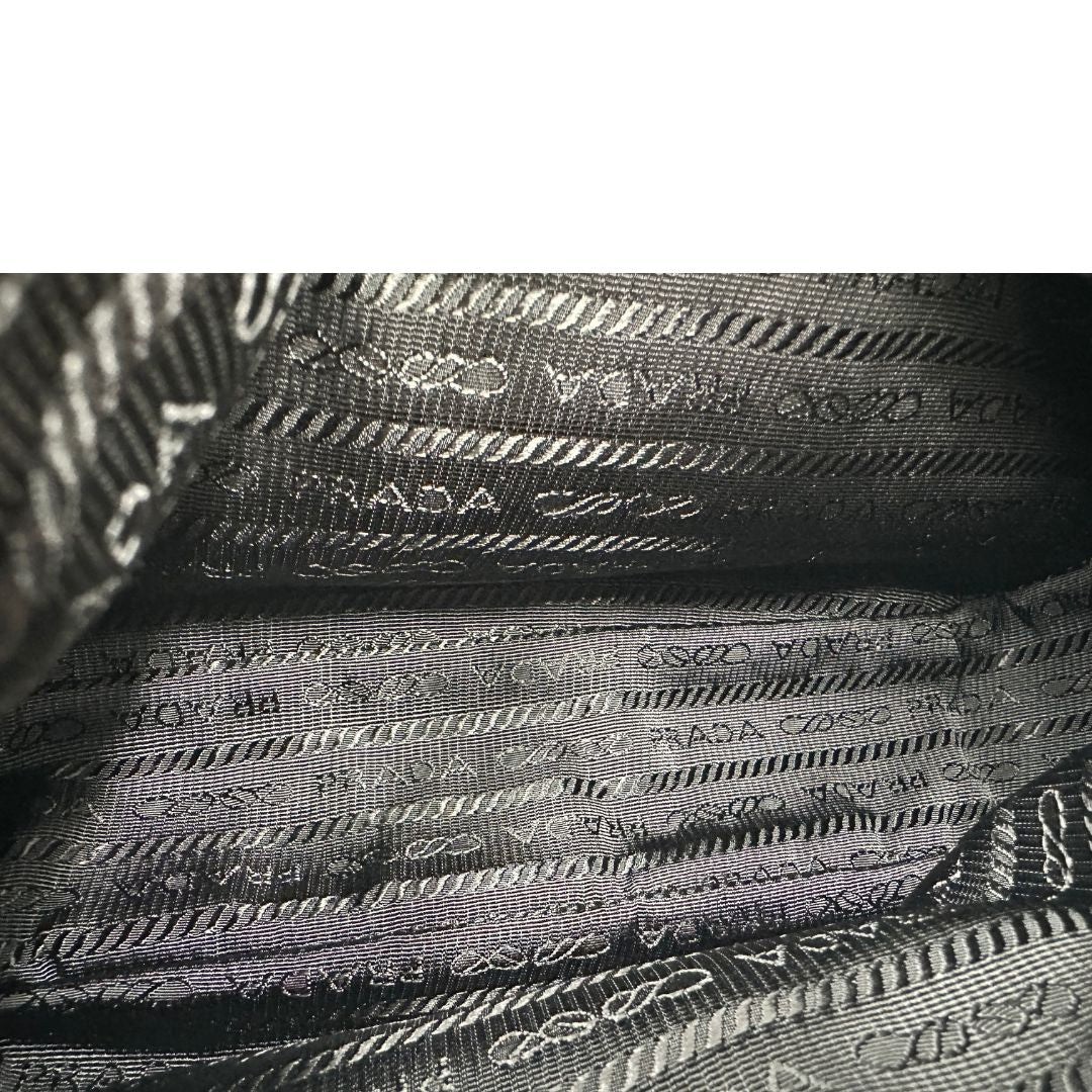 Borsa Prada in re-nylon nero con finiture in pelle saffiano tono su tono, di lusso, originale