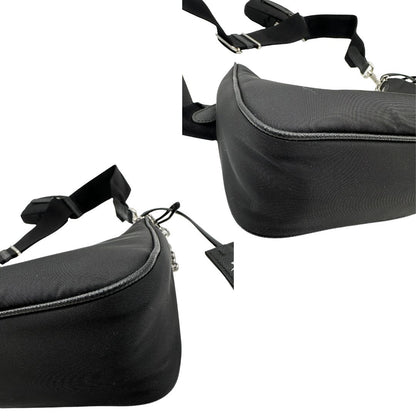 Borsa Prada in re-nylon nero con finiture in pelle saffiano tono su tono, di lusso, originale