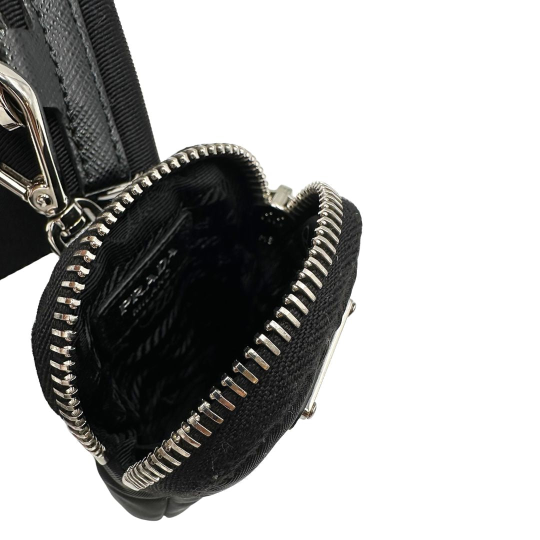 Borsa Prada in re-nylon nero con finiture in pelle saffiano tono su tono, di lusso, originale