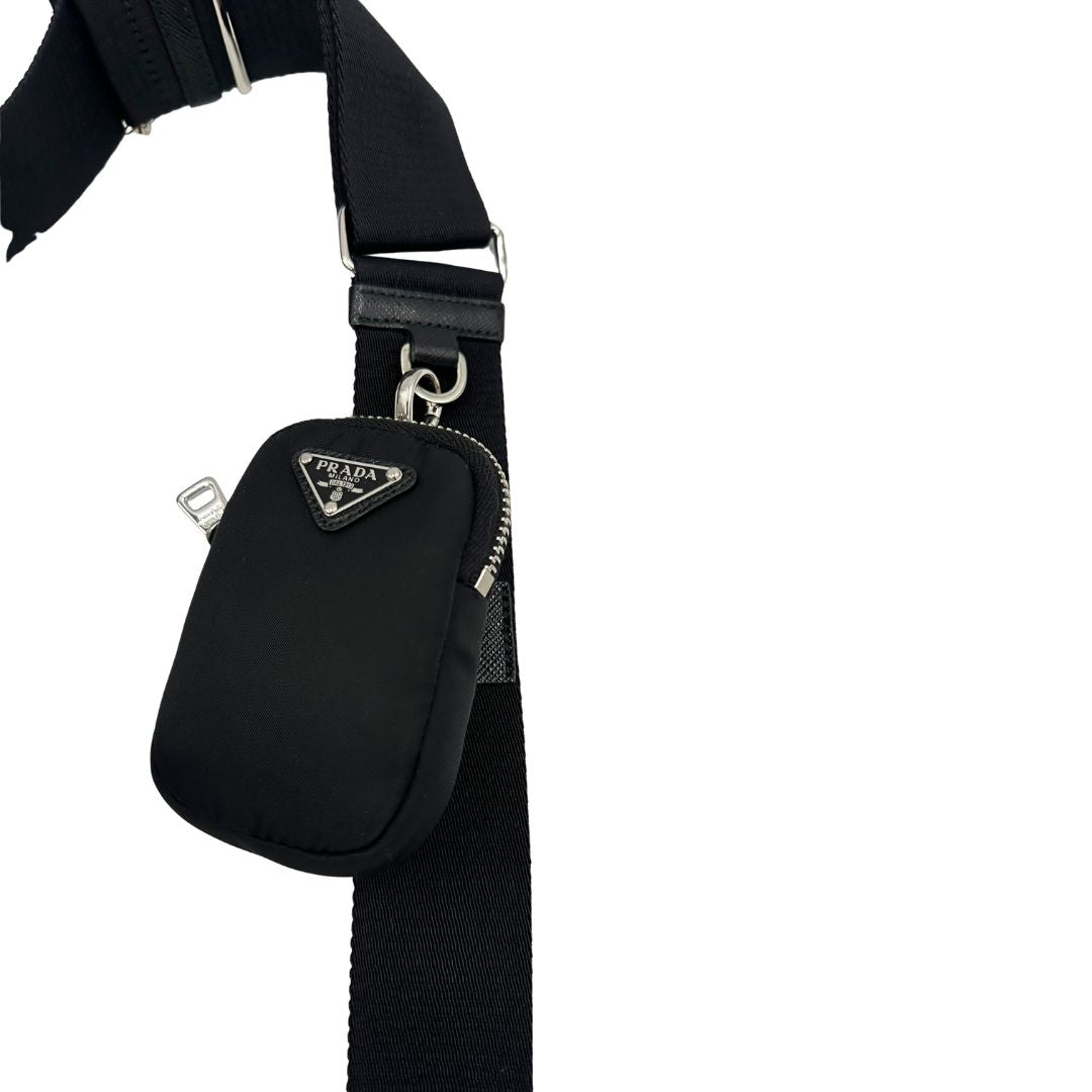 Borsa Prada in re-nylon nero con finiture in pelle saffiano tono su tono, di lusso, originale