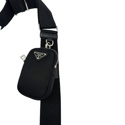 Borsa Prada in re-nylon nero con finiture in pelle saffiano tono su tono, di lusso, originale