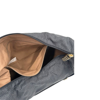 Interno, Borsa Borbonese in poliestere color nero e grigio antracite trama occhio di pernice, morbida e capiente, presenta una tracolla regolabile e dettagli metallici color oro. Originale, usata, di lusso, in condizioni eccellenti.