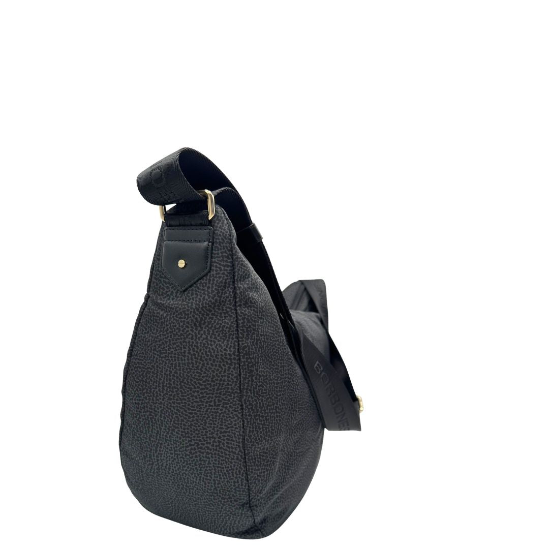 Laterale, Borsa Borbonese in poliestere color nero e grigio antracite trama occhio di pernice, morbida e capiente, presenta una tracolla regolabile e dettagli metallici color oro. Originale, usata, di lusso, in condizioni eccellenti.