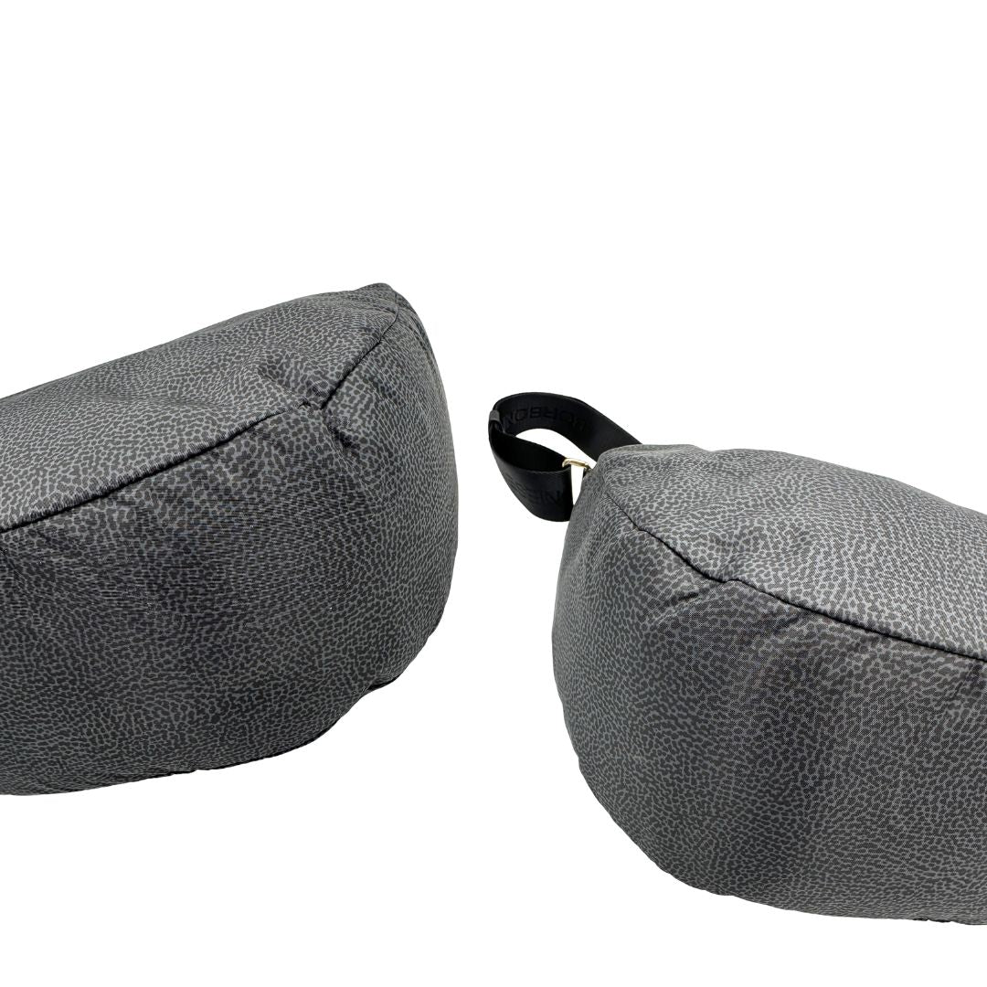 Angoli, Borsa Borbonese in poliestere color nero e grigio antracite trama occhio di pernice, morbida e capiente, presenta una tracolla regolabile e dettagli metallici color oro. Originale, usata, di lusso, in condizioni eccellenti.