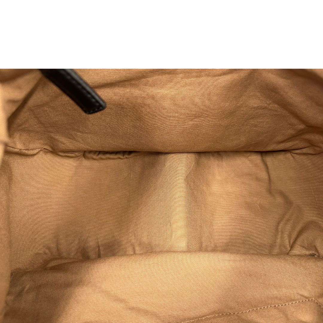 Interno, Borsa Borbonese in poliestere color nero e grigio antracite trama occhio di pernice, morbida e capiente, presenta una tracolla regolabile e dettagli metallici color oro. Originale, usata, di lusso, in condizioni eccellenti.