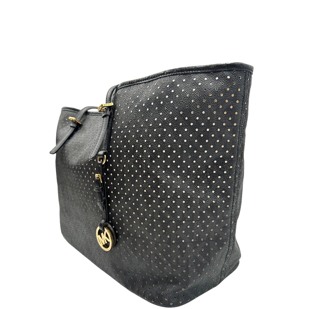 lato Borsa MK in pelle nera traforata e logata con hardware dorato, munita di doppi manici, da portare a spalla, di lusso, originale, ottime condizioni 