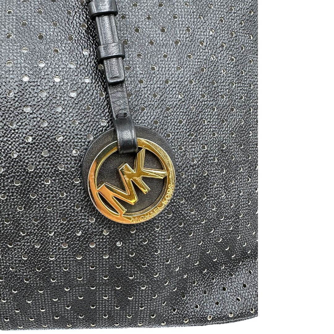 Borsa MK in pelle nera traforata e logata con hardware dorato, munita di doppi manici, da portare a spalla, di lusso, originale, ottime condizioni