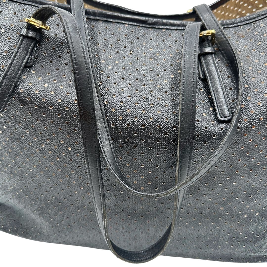 manici Borsa MK in pelle nera traforata e logata con hardware dorato, munita di doppi manici, da portare a spalla, di lusso, originale, ottime condizioni 