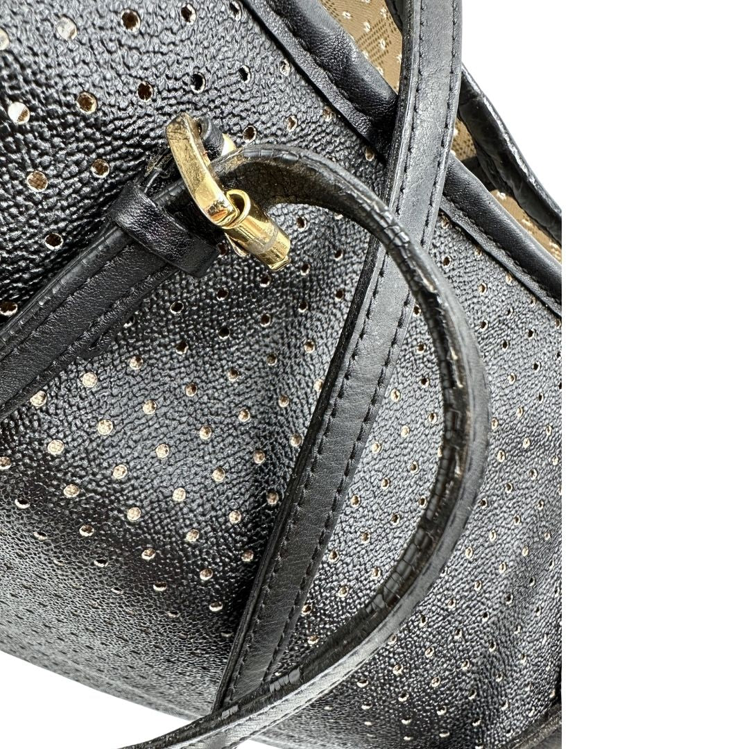 Borsa MK in pelle nera traforata e logata con hardware dorato, munita di doppi manici, da portare a spalla, di lusso, originale, ottime condizioni