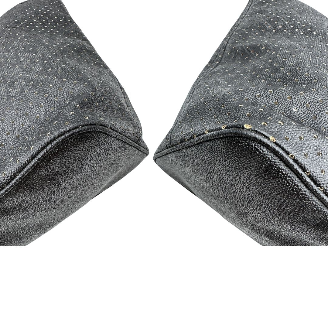 angoli Borsa MK in pelle nera traforata e logata con hardware dorato, munita di doppi manici, da portare a spalla, di lusso, originale, ottime condizioni 