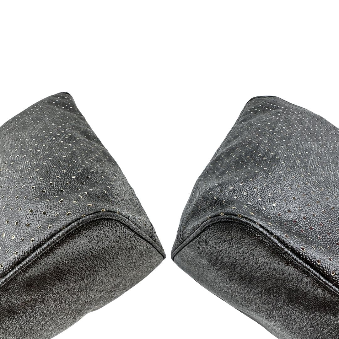 angoli Borsa MK in pelle nera traforata e logata con hardware dorato, munita di doppi manici, da portare a spalla, di lusso, originale, ottime condizioni