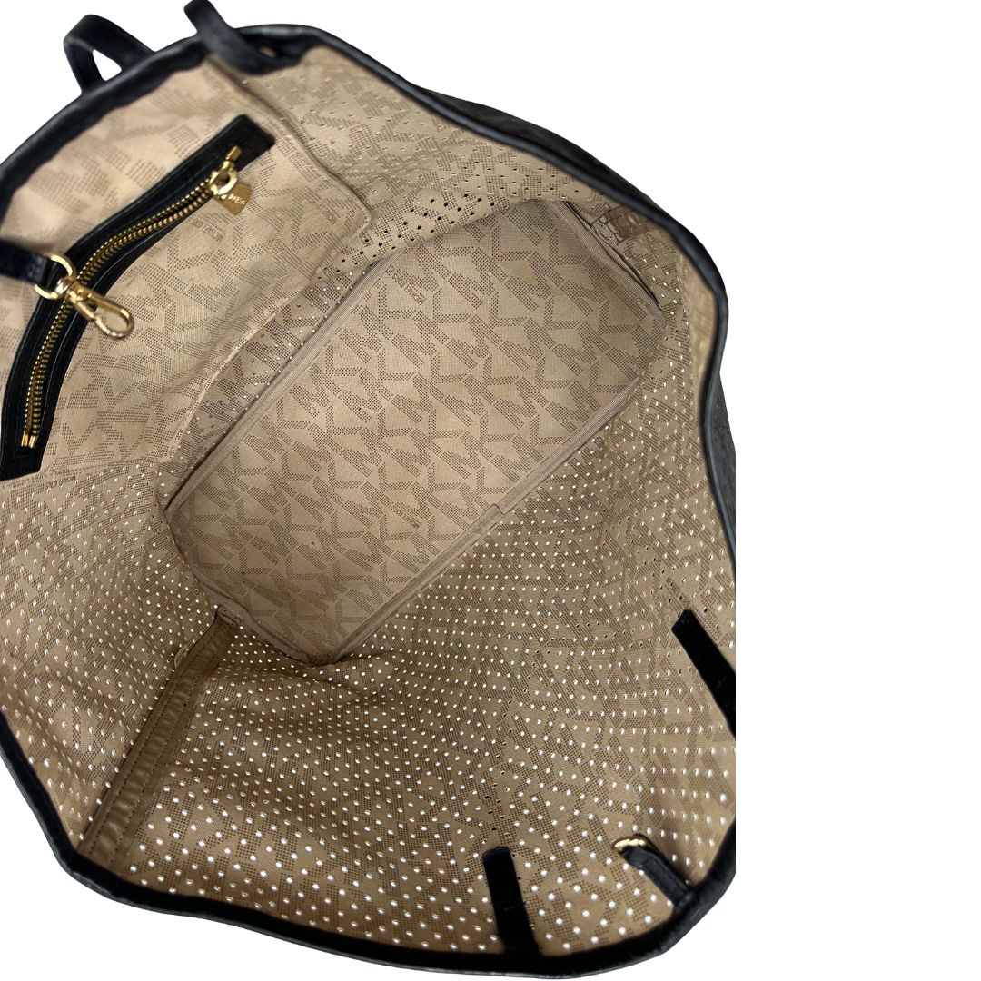interno Borsa MK in pelle nera traforata e logata con hardware dorato, munita di doppi manici, da portare a spalla, di lusso, originale, ottime condizioni