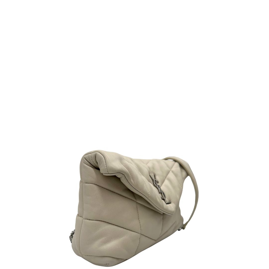 lato  Borsa Saint Laurent Loulou puffer in pelle color bianco gesso con hardware argentato, di lusso, originale, ottime condizioni, usata 