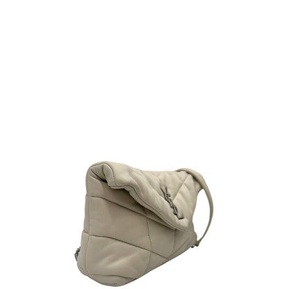 lato  Borsa Saint Laurent Loulou puffer in pelle color bianco gesso con hardware argentato, di lusso, originale, ottime condizioni, usata 