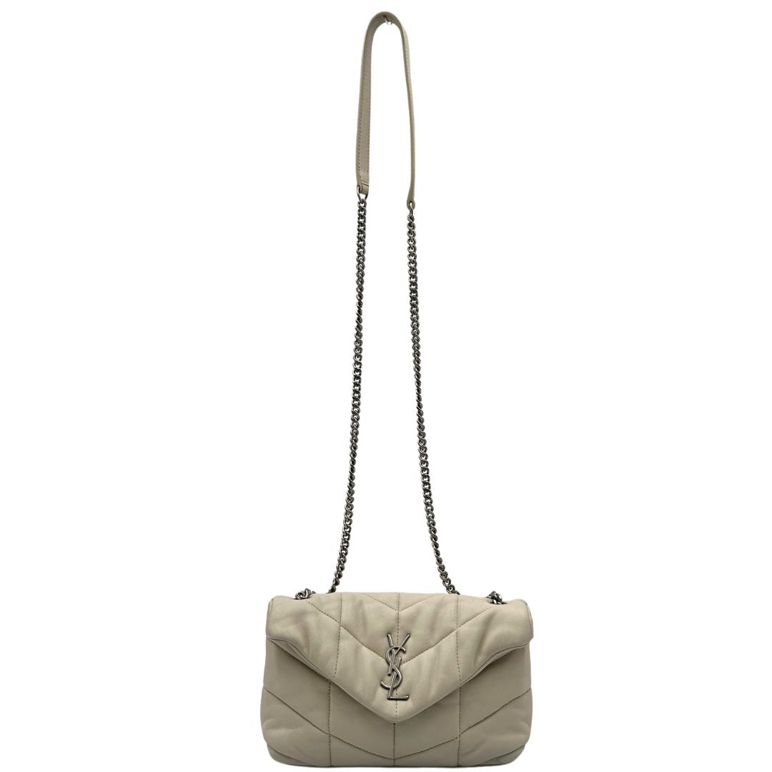 front  Borsa Saint Laurent Loulou puffer in pelle color bianco gesso con hardware argentato, di lusso, originale, ottime condizioni, usata 
