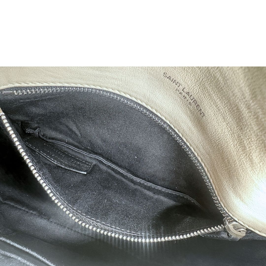 interno  Borsa Saint Laurent Loulou puffer in pelle color bianco gesso con hardware argentato, di lusso, originale, ottime condizioni, usata 