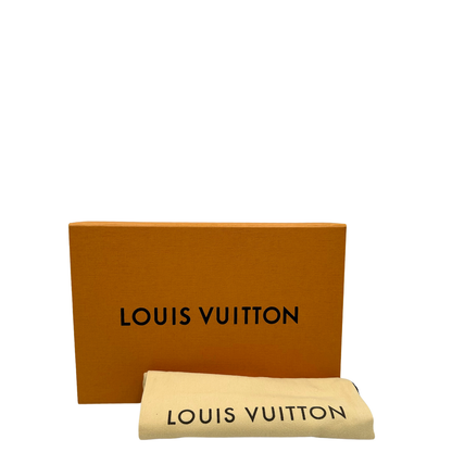 Scatola e dustbag di una Multi Pochette Accessoires Louis Vuitton in canvas marrone monogram con dettagli in vacchetta naturale, manico in catena dorata e tracolla in tessuto Jacquard rosa, usata, originale, second hand, in ottime condizioni.