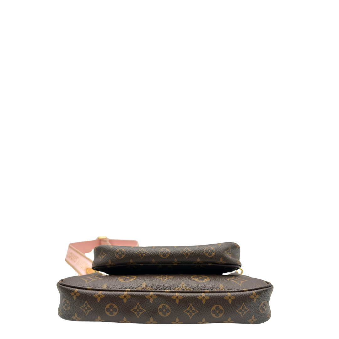 Base di una Multi Pochette Accessoires Louis Vuitton in canvas marrone monogram con dettagli in vacchetta naturale, manico in catena dorata e tracolla in tessuto Jacquard rosa, usata, originale, second hand, in ottime condizioni.