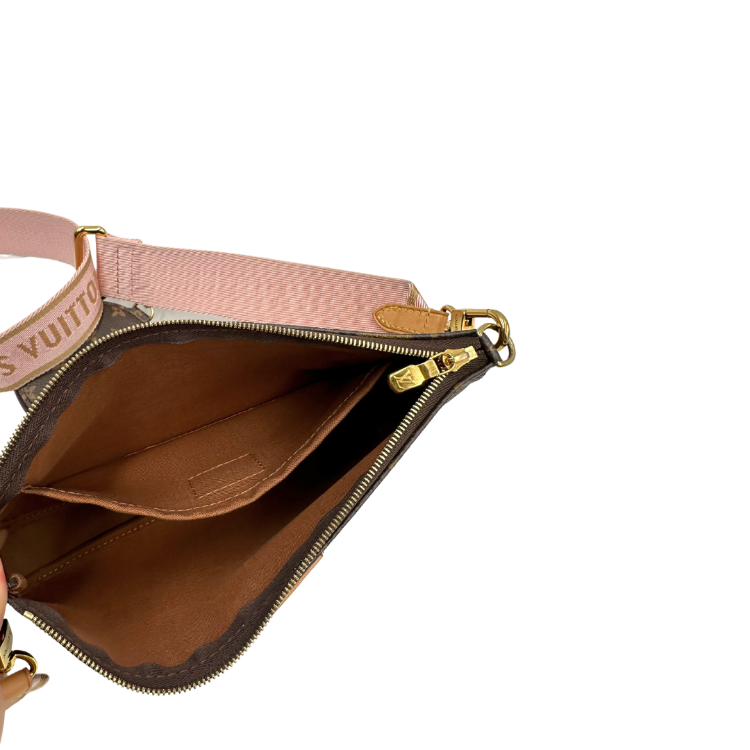 Interno di una Multi Pochette Accessoires Louis Vuitton in canvas marrone monogram con dettagli in vacchetta naturale, manico in catena dorata e tracolla in tessuto Jacquard rosa, usata, originale, second hand, in ottime condizioni.