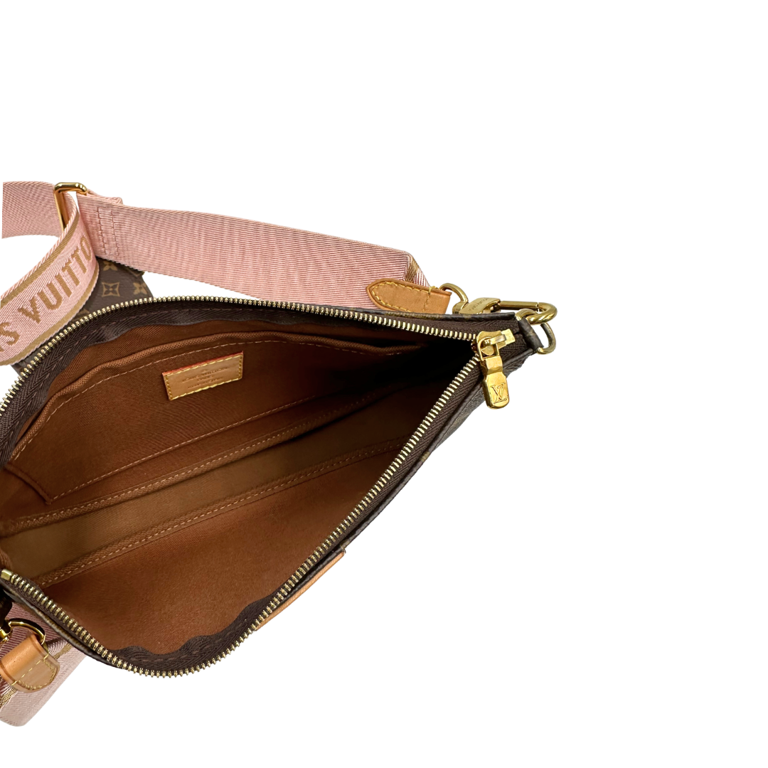 Interno di una Multi Pochette Accessoires Louis Vuitton in canvas marrone monogram con dettagli in vacchetta naturale, manico in catena dorata e tracolla in tessuto Jacquard rosa, usata, originale, second hand, in ottime condizioni.